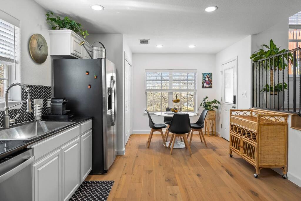 Holiday home Zen With A Cozy Tree House Austin