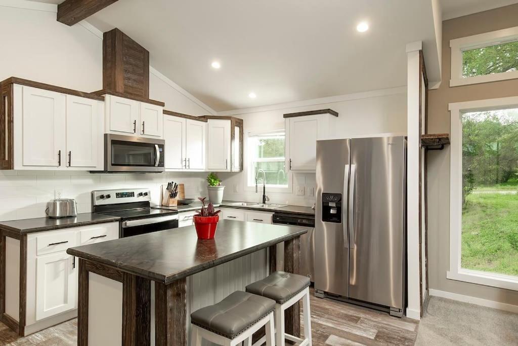 Lone Star - 15 Minutes To Downtown Holiday home *