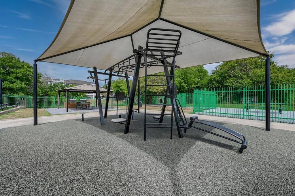 Apartment Spacious 3b/3bath W/ Gym, Free Parking, 1g Wi-fi