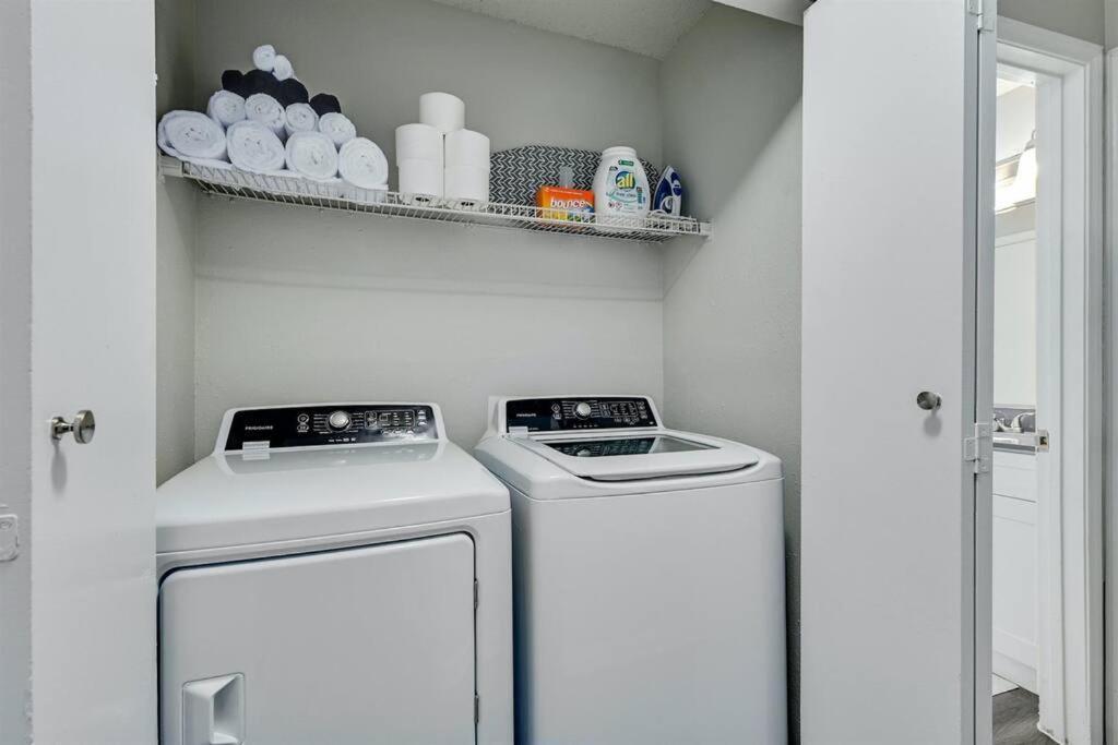 Spacious 3b/3bath W/ Gym, Free Parking, 1g Wi-fi Apartment Austin