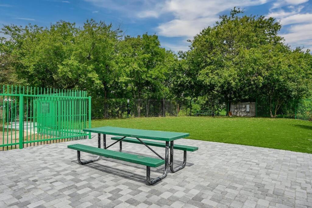 Spacious 3b/3bath W/ Gym, Free Parking, 1g Wi-fi Apartment