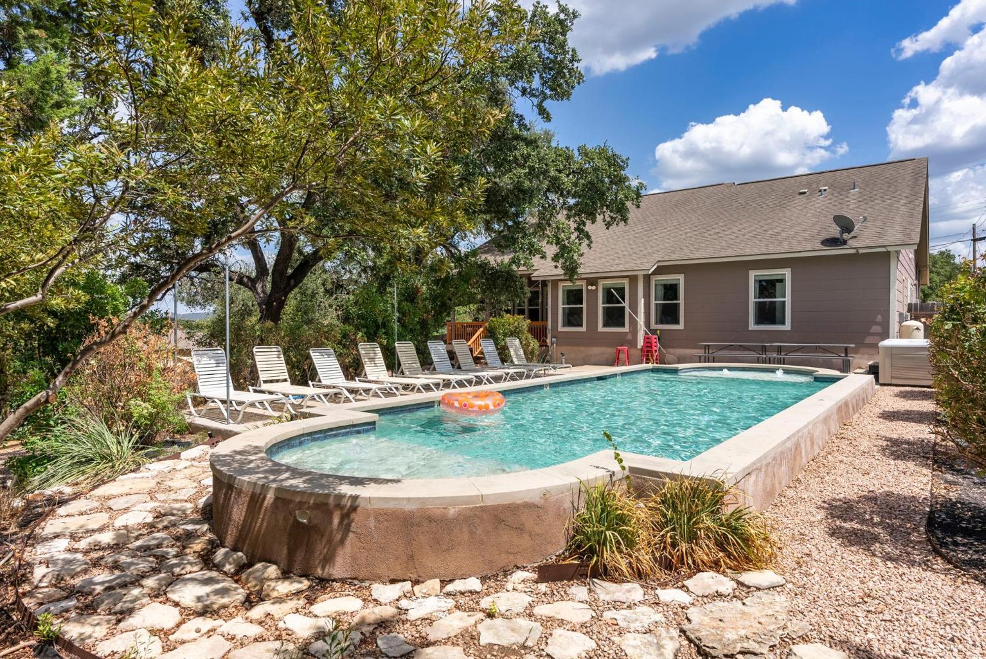 Luxury Travis Estate With A Stunning Pool And Spectacular Outdoor Space *
