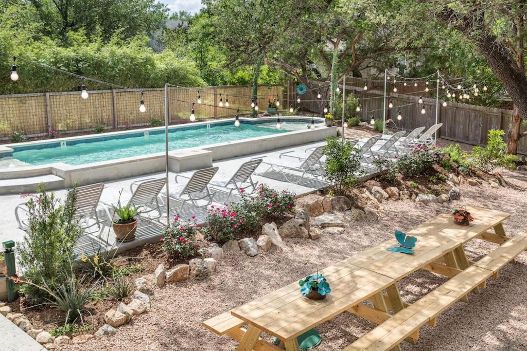 Luxury Travis Estate With A Stunning Pool And Spectacular Outdoor Space Holiday home