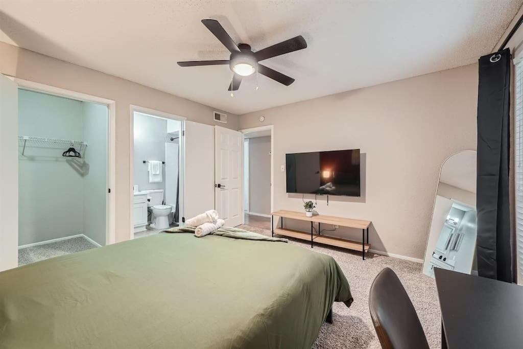 Your Chill 2b Getaway - 10min To Dtwn - W/d, Pool, Prkg Apartment *