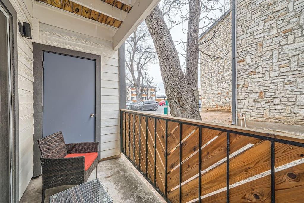 Apartment Your Chill 2b Getaway - 10min To Dtwn - W/d, Pool, Prkg Austin
