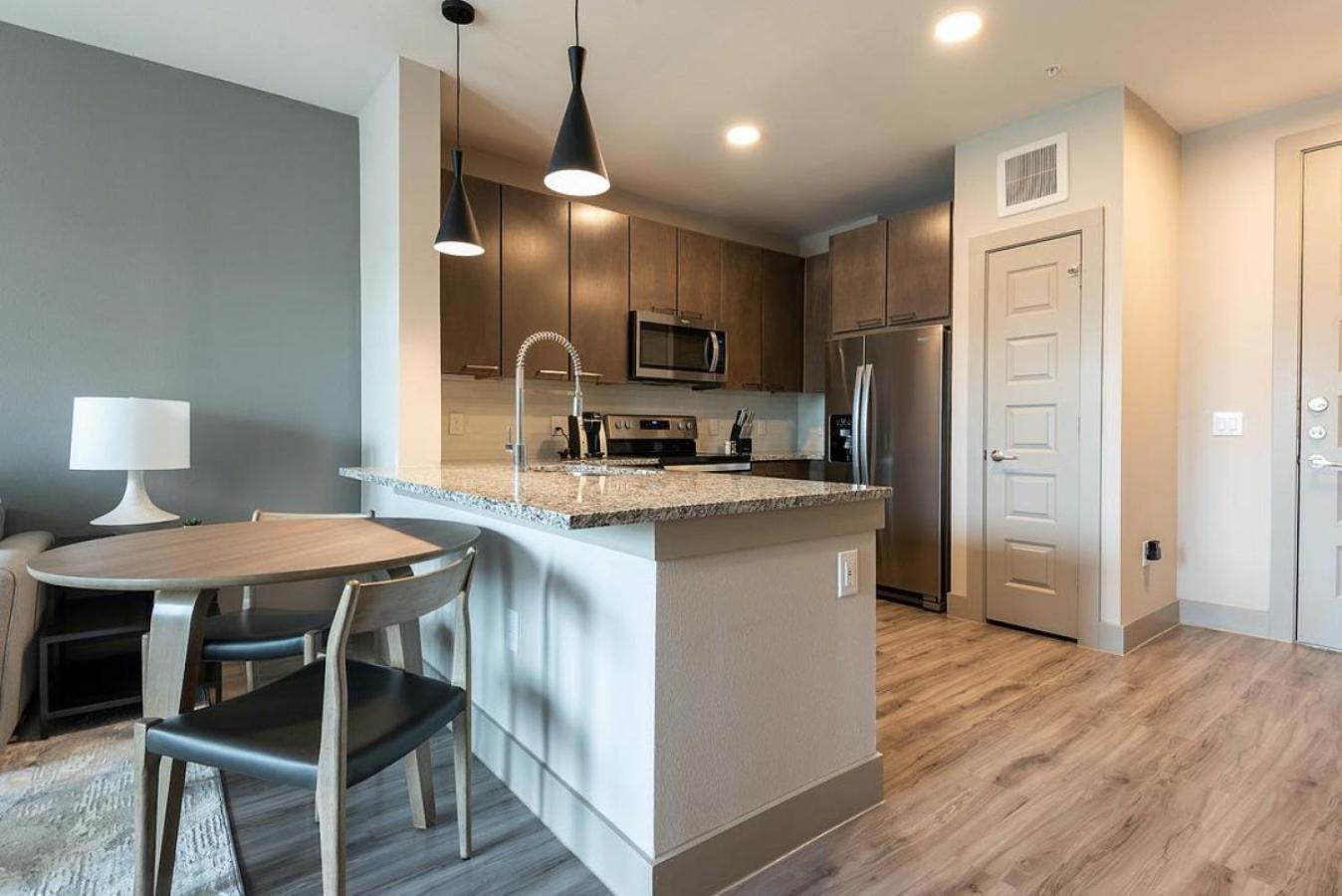 Apartment Landing Modern With Amazing Amenities Austin