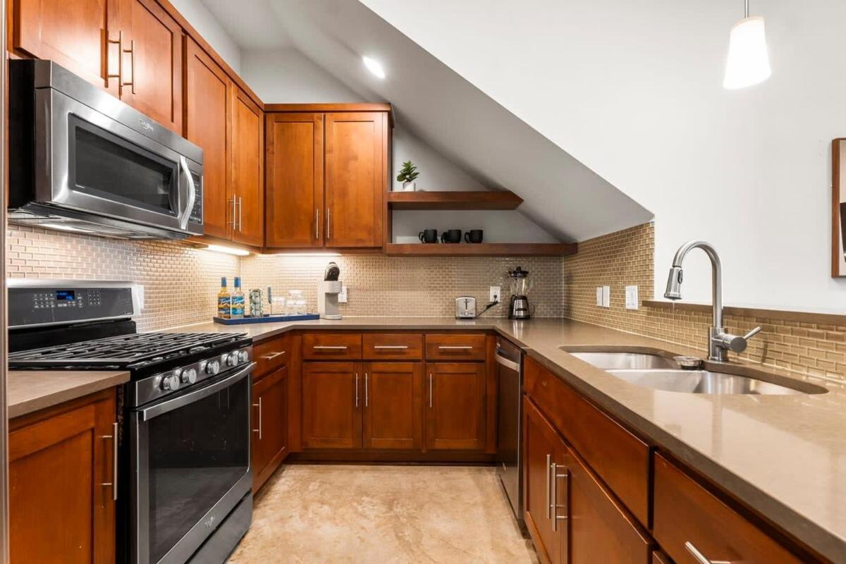 Chic & Homey 3-br Close To Downtown Heart Of 704 Holiday home *