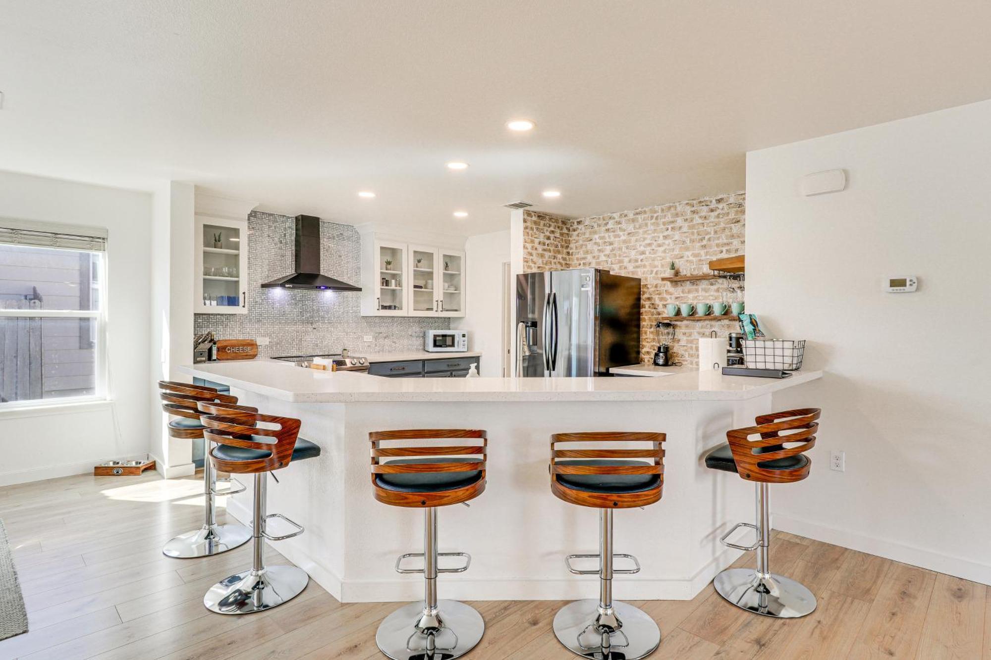 Centrally Located With Private Patio! Holiday home Austin