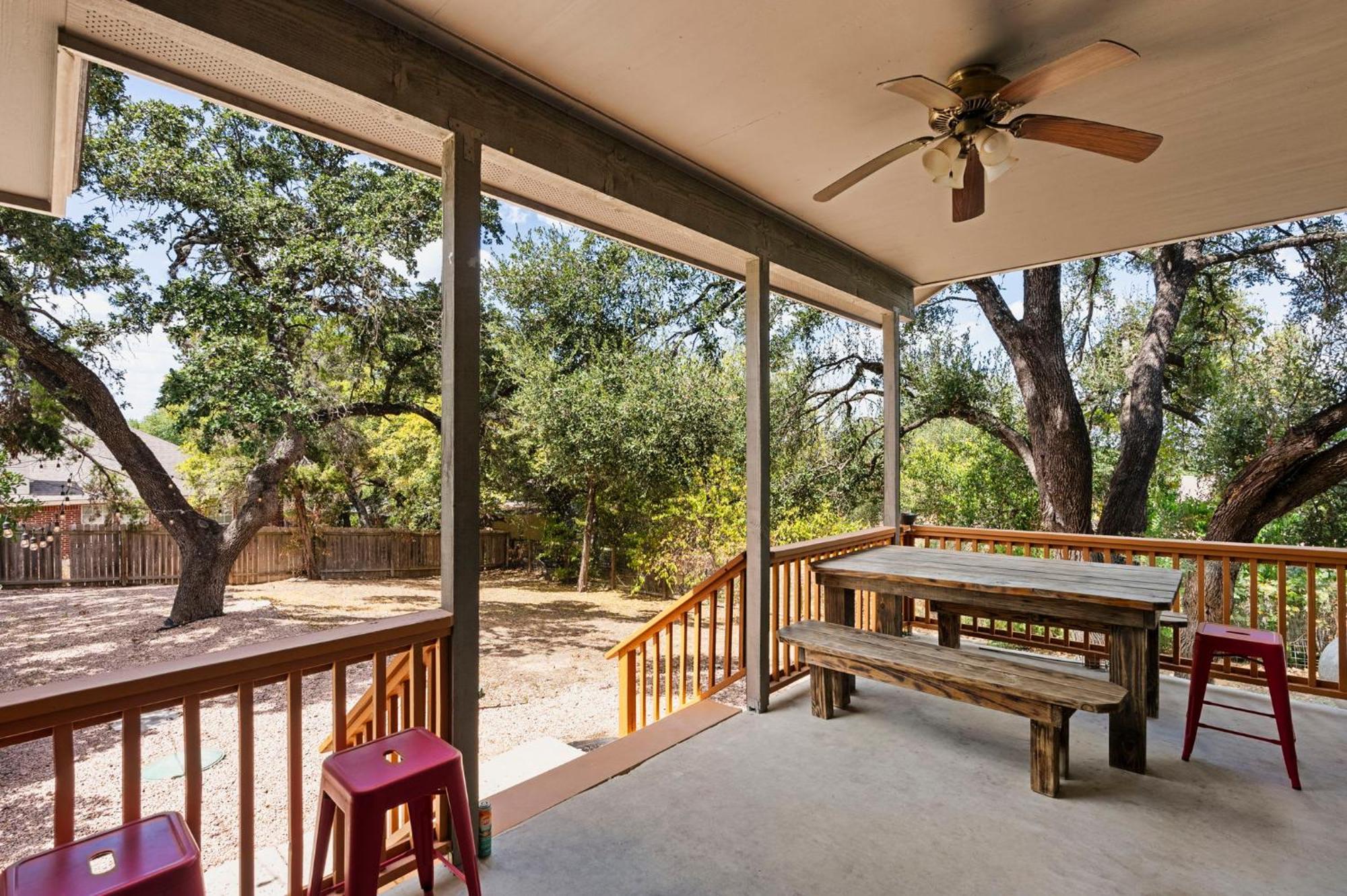Luxury Travis Estate With A Stunning Pool And Spectacular Outdoor Space *