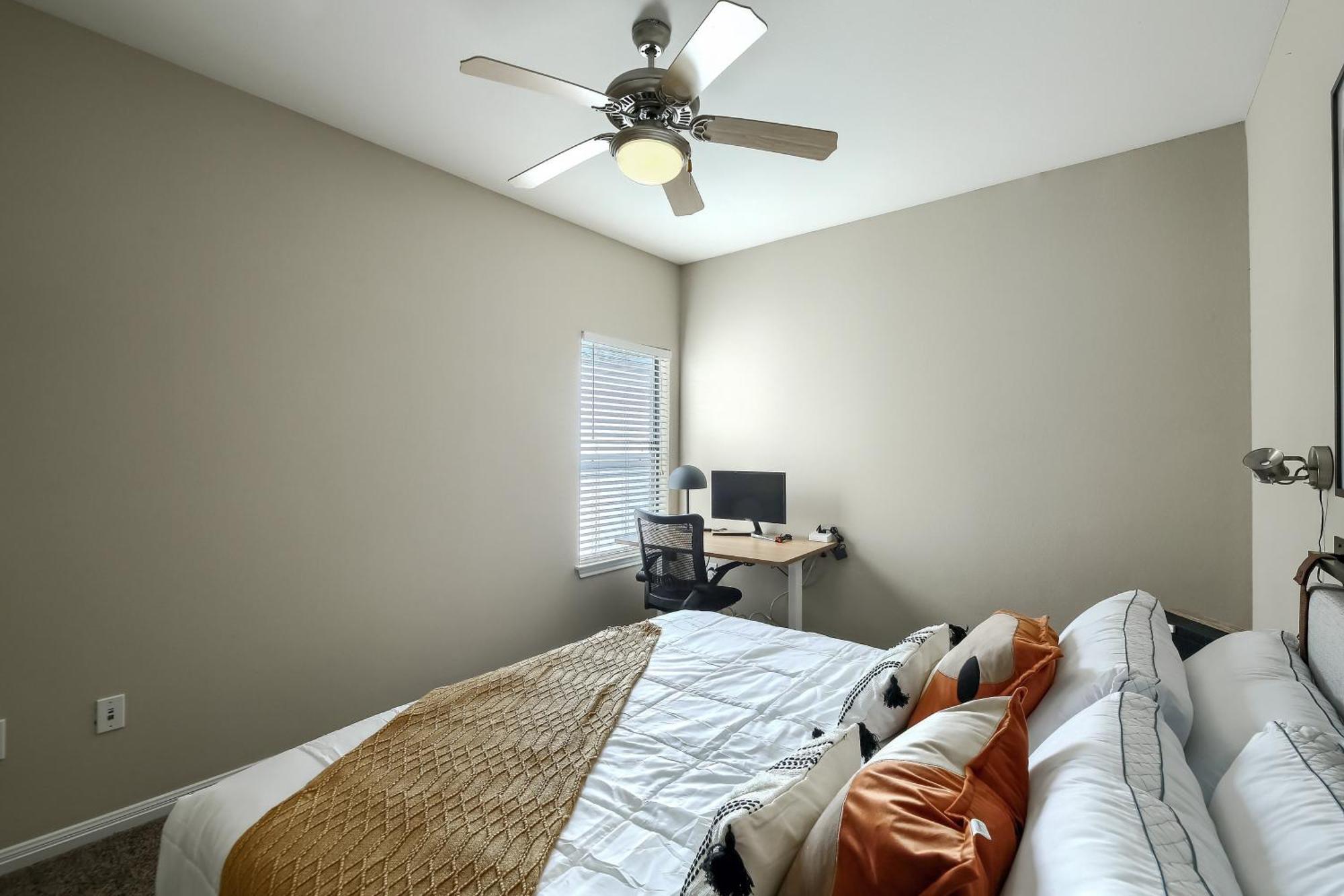 4br Townhome + Walk To West Campus *