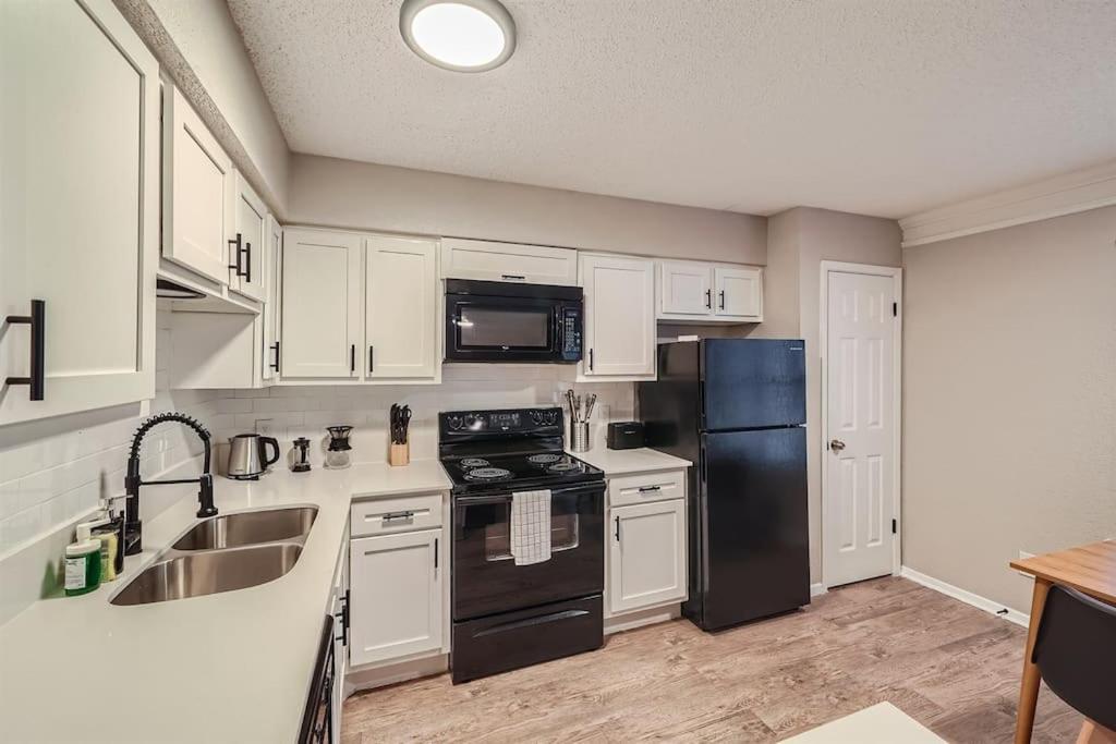 Apartment Your Chill 2b Getaway - 10min To Dtwn - W/d, Pool, Prkg Austin