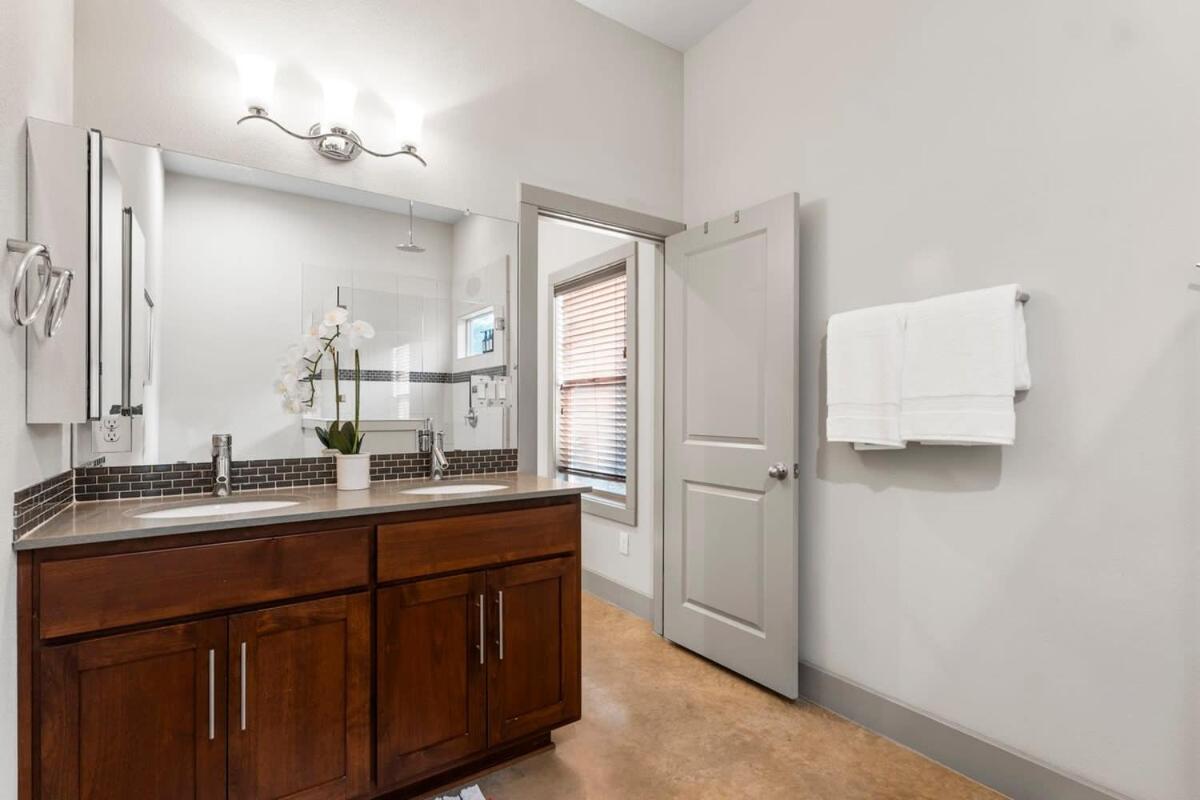 Chic & Homey 3-br Close To Downtown Heart Of 704 Holiday home