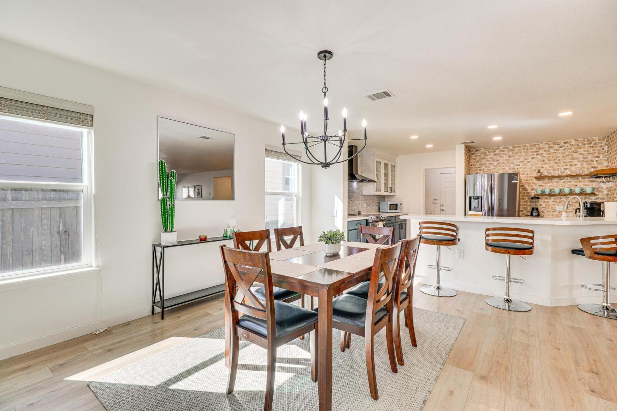 Centrally Located With Private Patio! Holiday home Austin