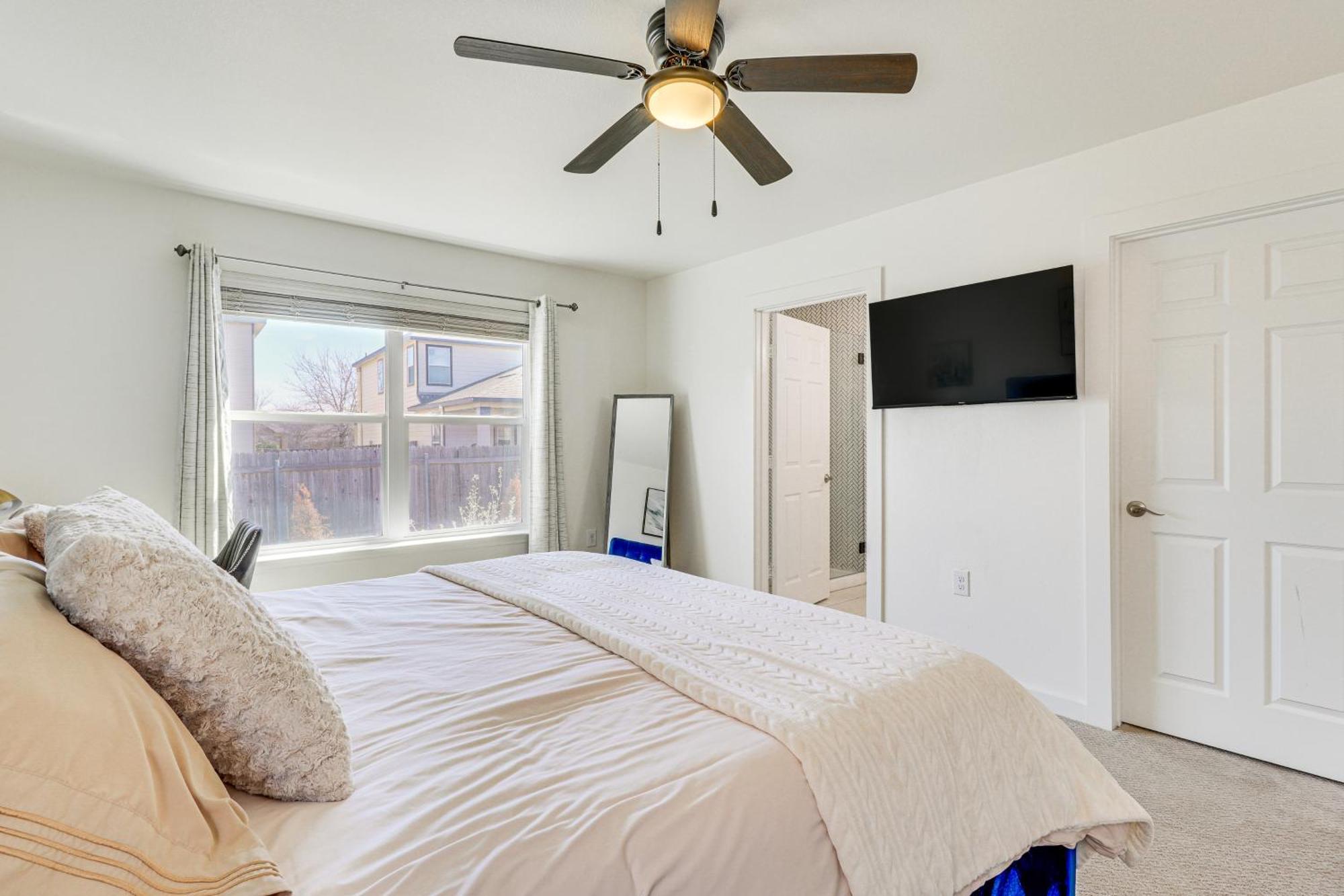 Centrally Located With Private Patio! Holiday home Austin