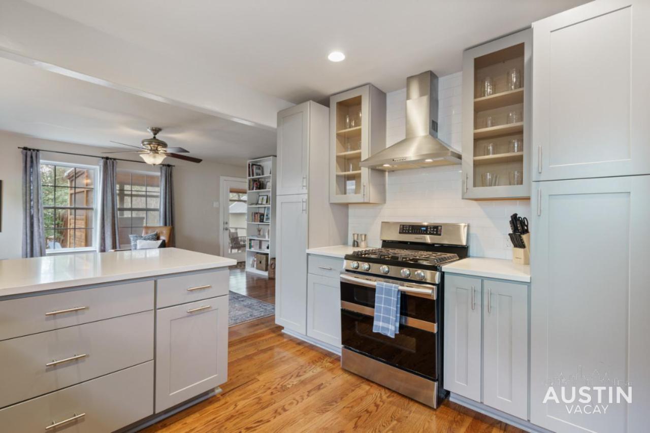 Elegant Escape Gourmet Kitchen And Outdoor Living * Austin