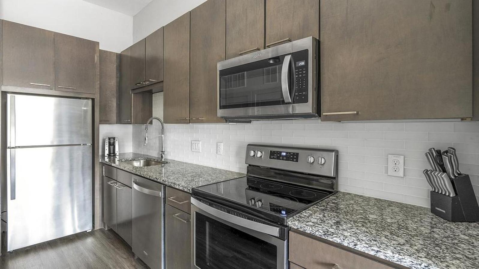 Landing Modern With Amazing Amenities Apartment