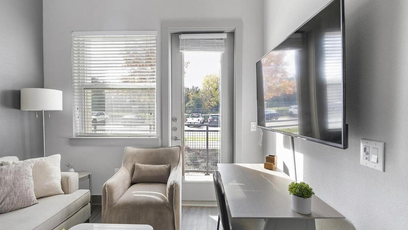 Apartment Landing Modern With Amazing Amenities Austin