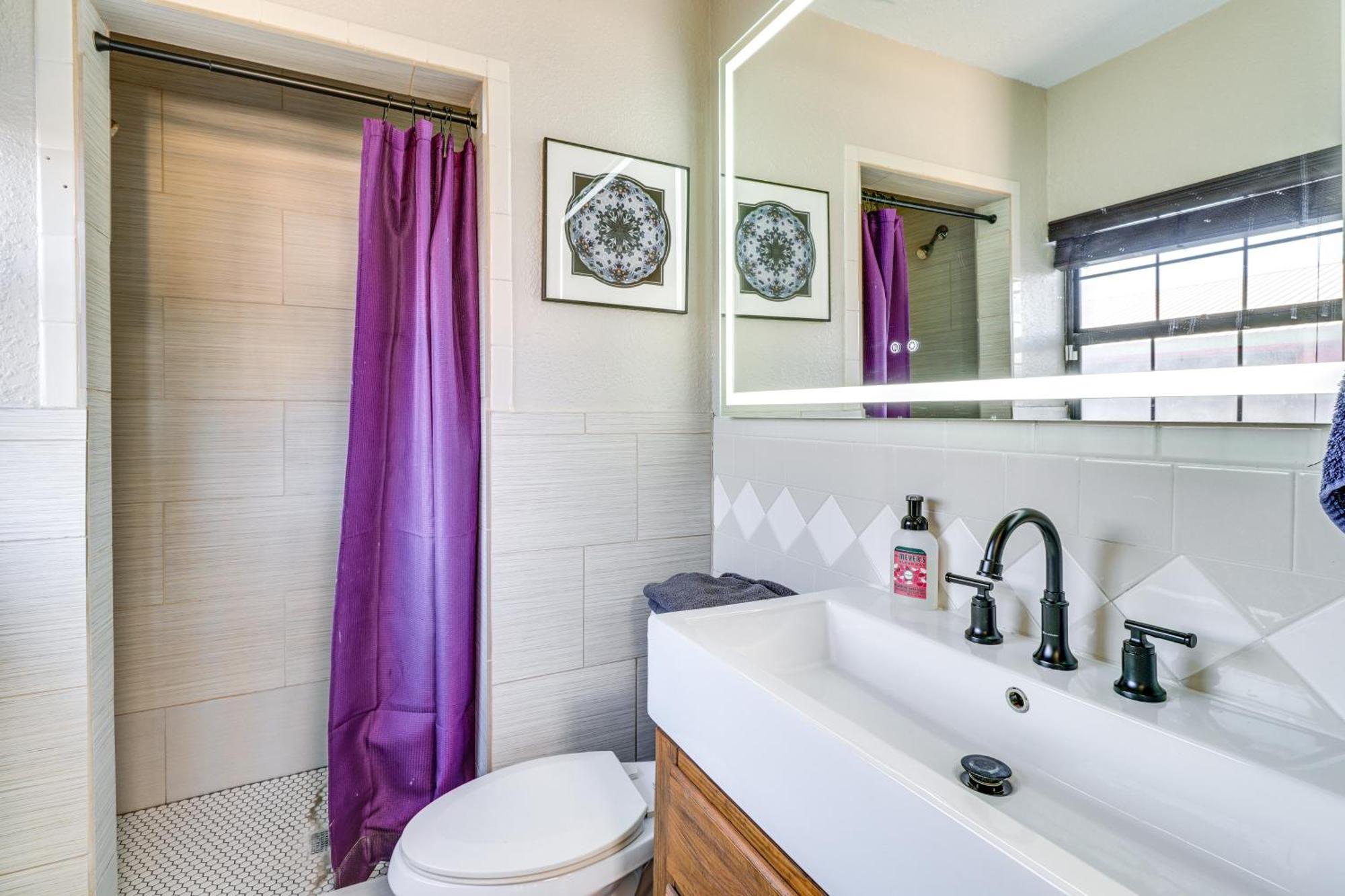 Holiday home Beautiful With Patio, 2 Mi To Downtown!