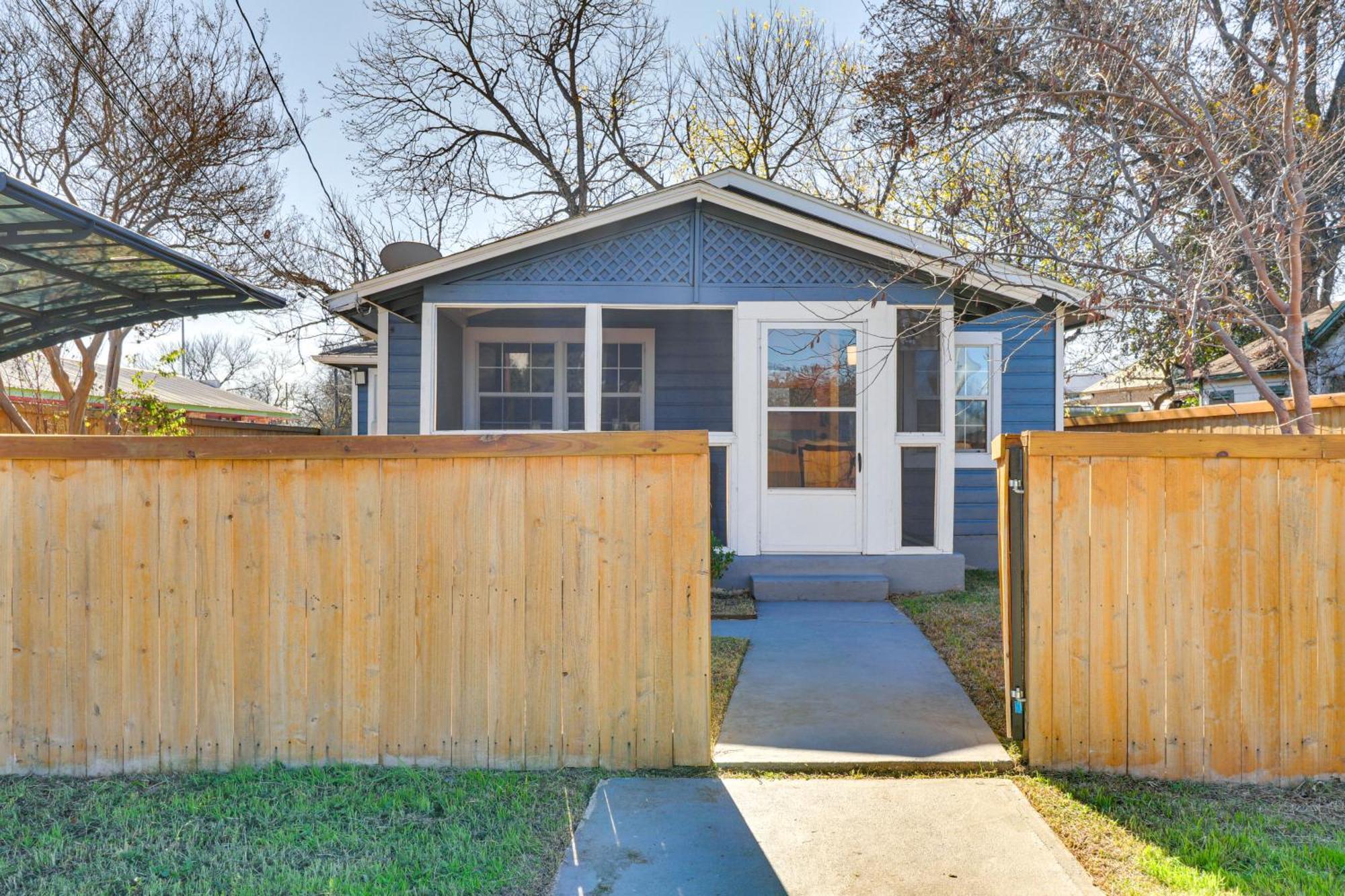 Beautiful With Patio, 2 Mi To Downtown! Holiday home