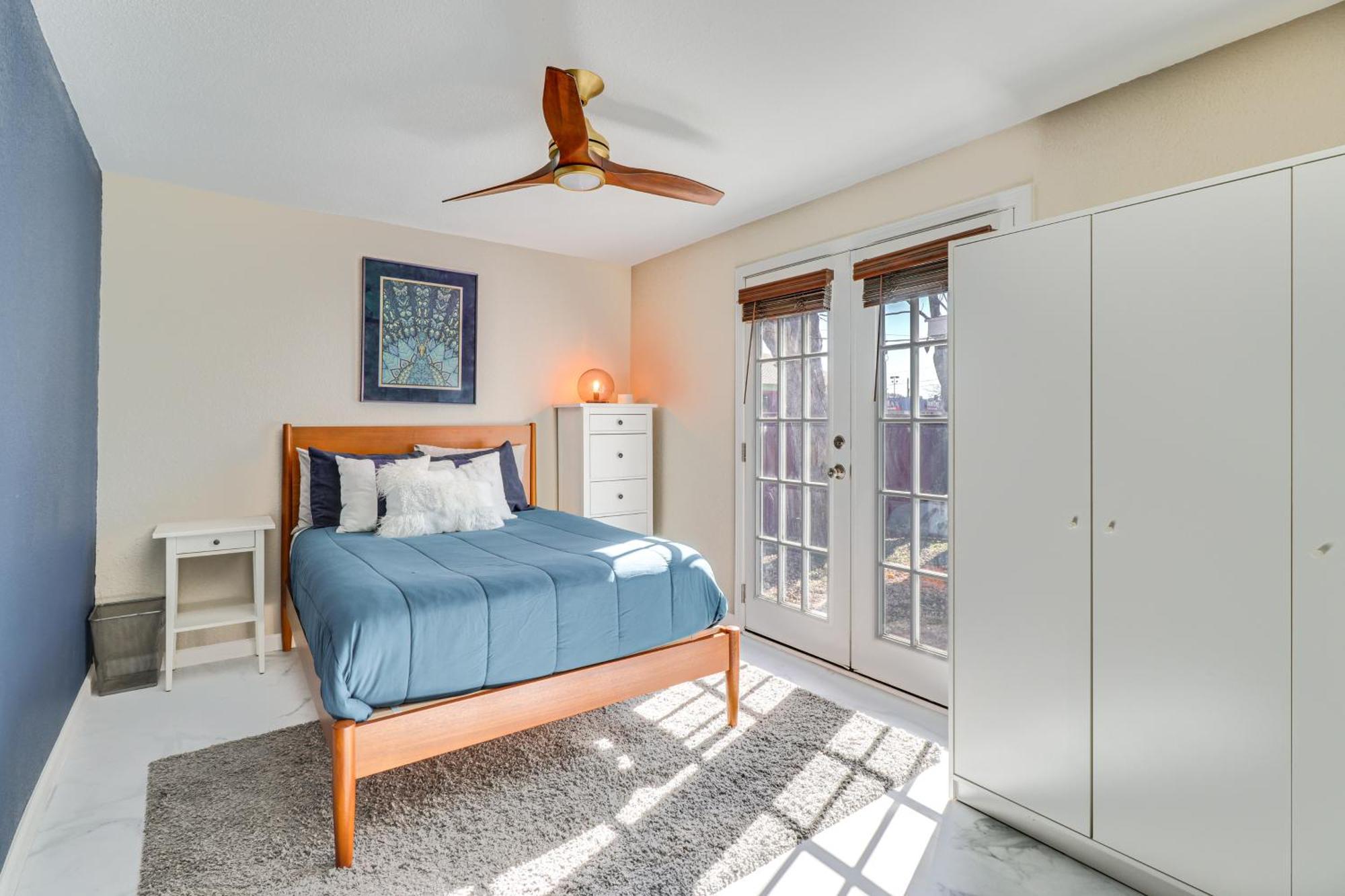 Holiday home Beautiful With Patio, 2 Mi To Downtown! *