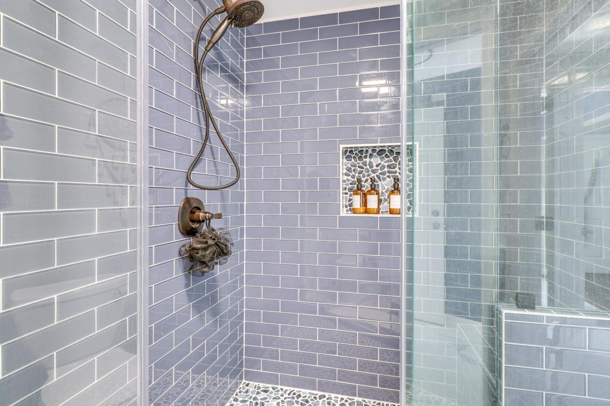 Beautiful With Patio, 2 Mi To Downtown! *