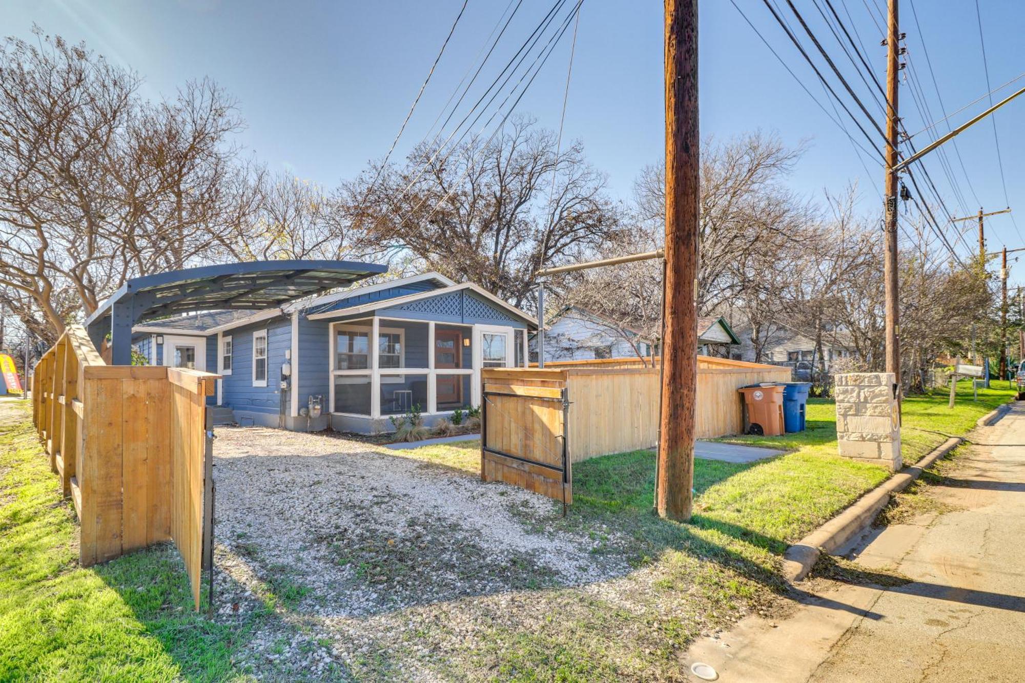 Beautiful With Patio, 2 Mi To Downtown! Holiday home *