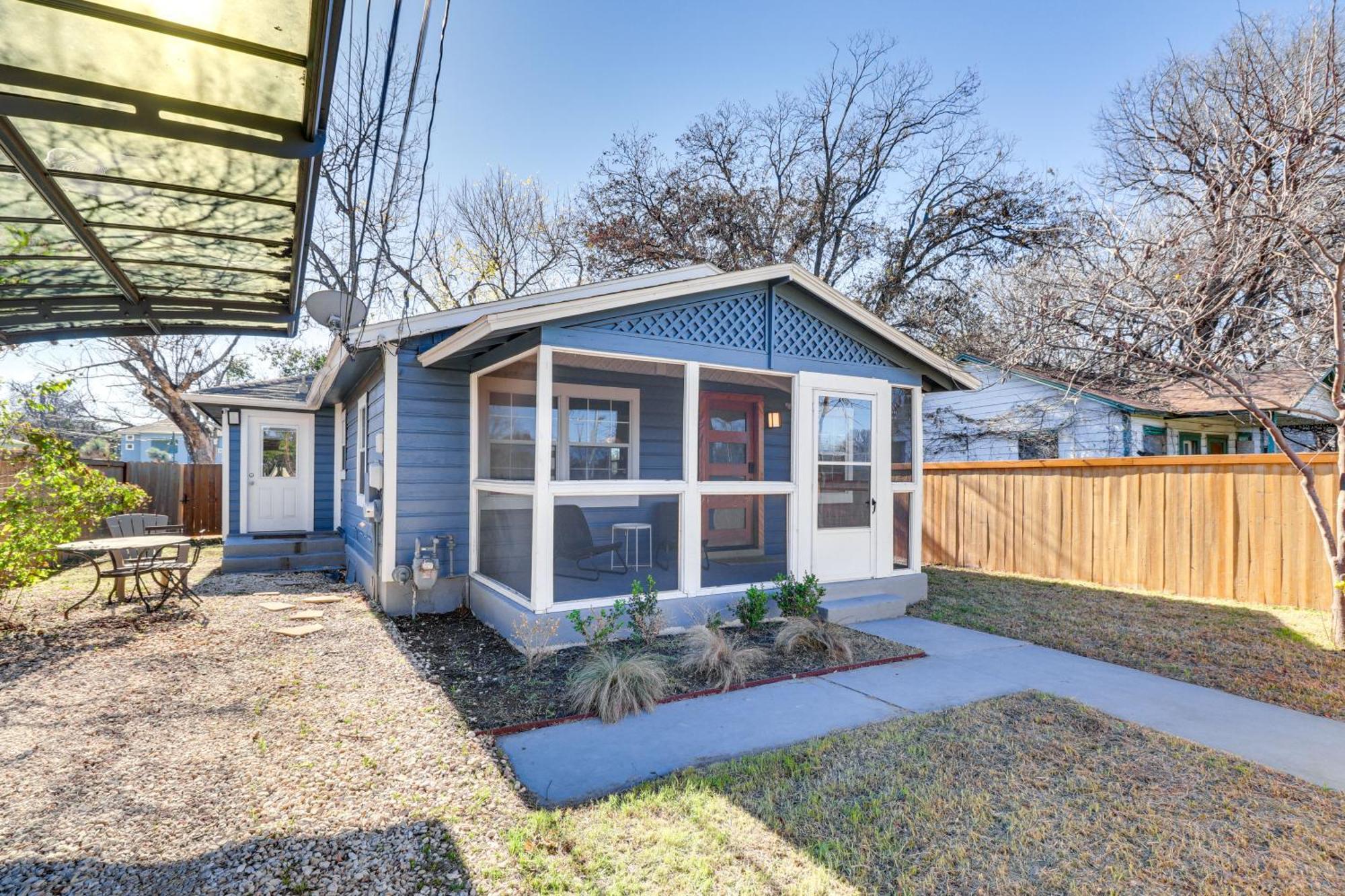 Beautiful With Patio, 2 Mi To Downtown! Holiday home