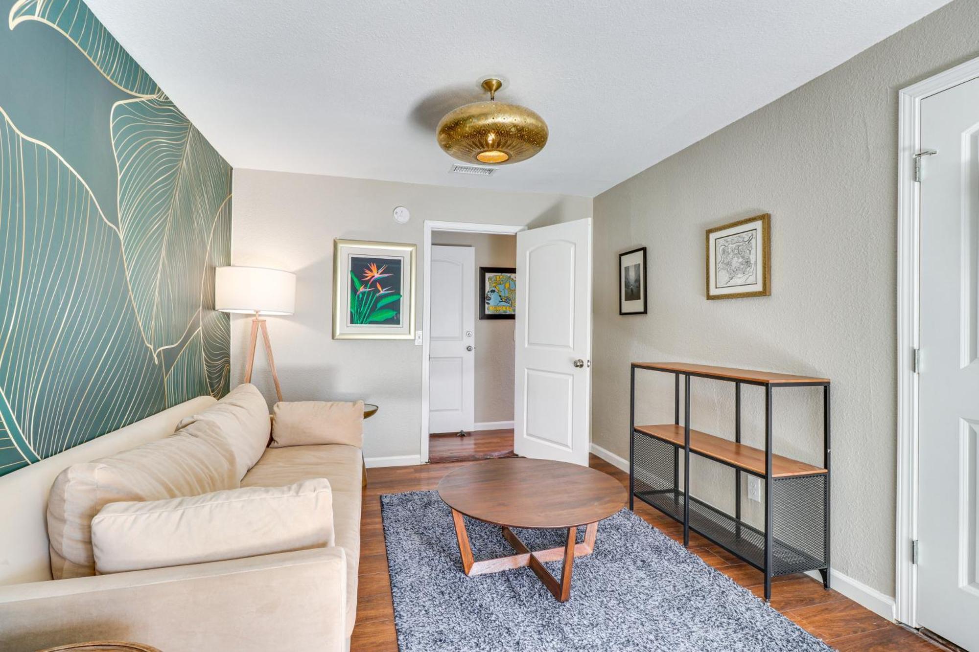 Beautiful With Patio, 2 Mi To Downtown! *