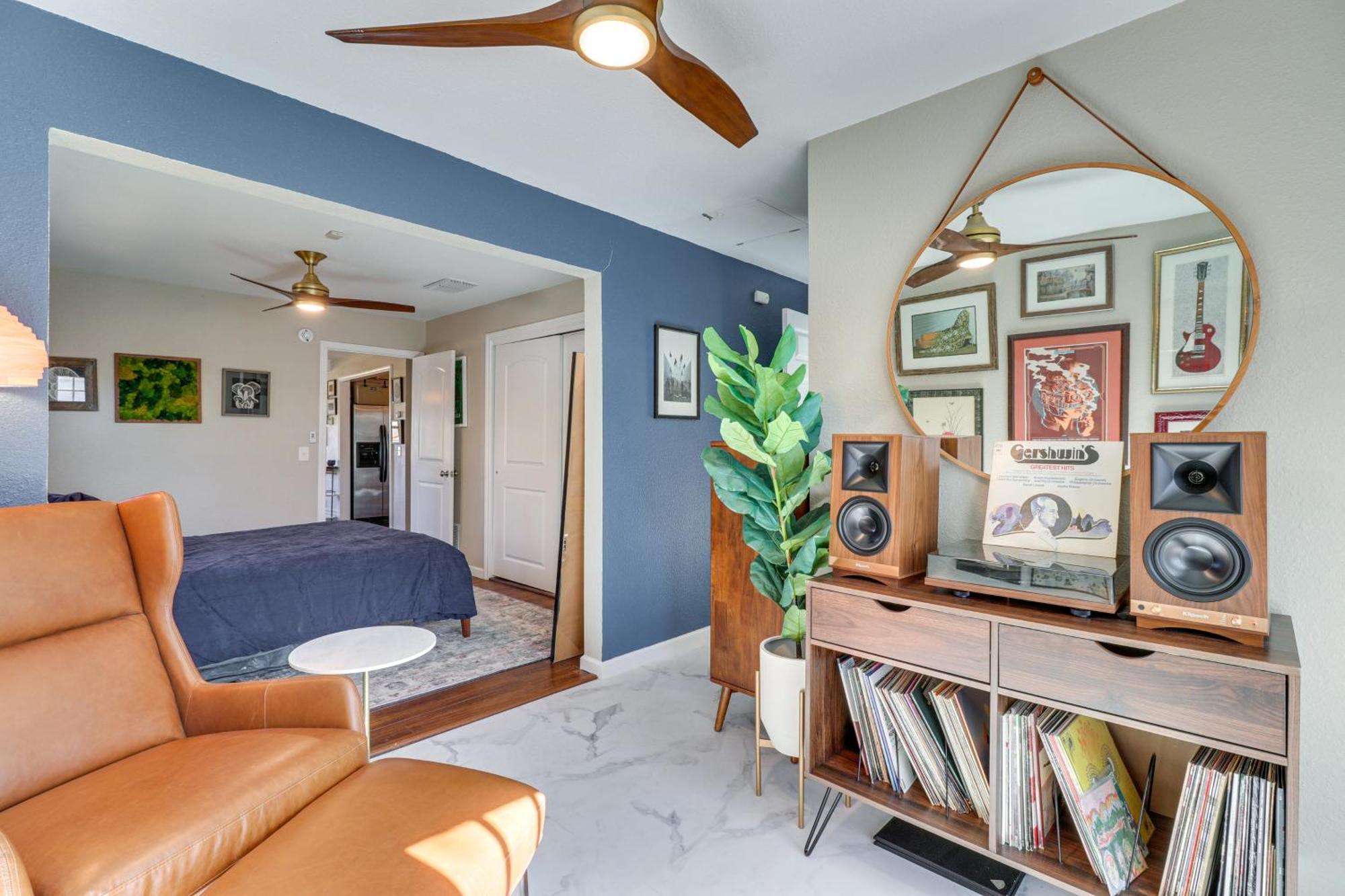 Beautiful With Patio, 2 Mi To Downtown! Holiday home