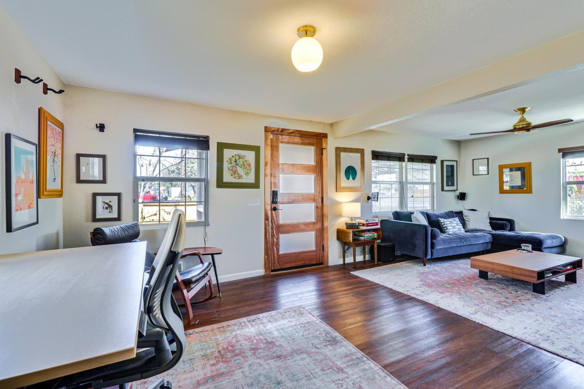Holiday home Beautiful With Patio, 2 Mi To Downtown! *