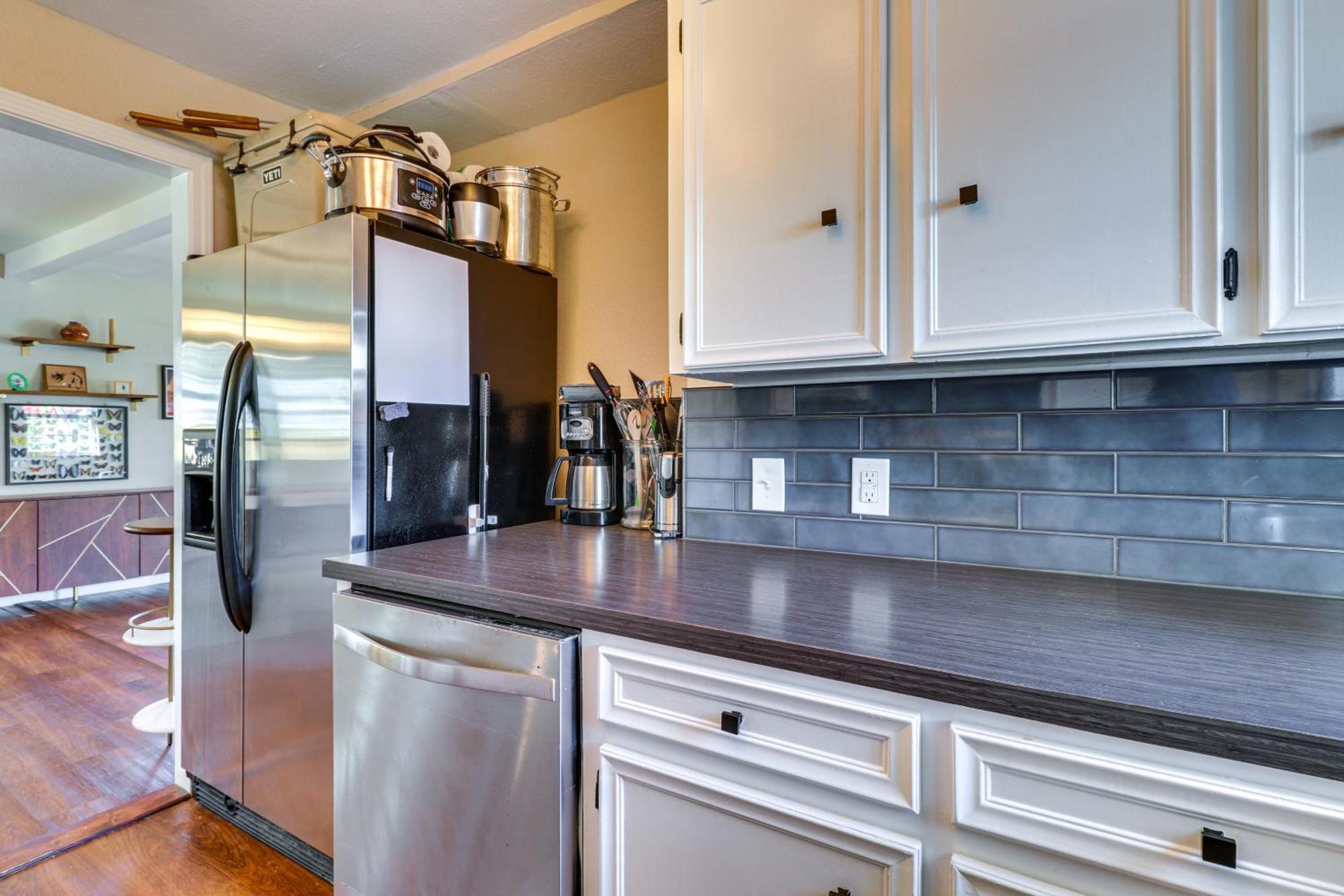 Beautiful With Patio, 2 Mi To Downtown! *
