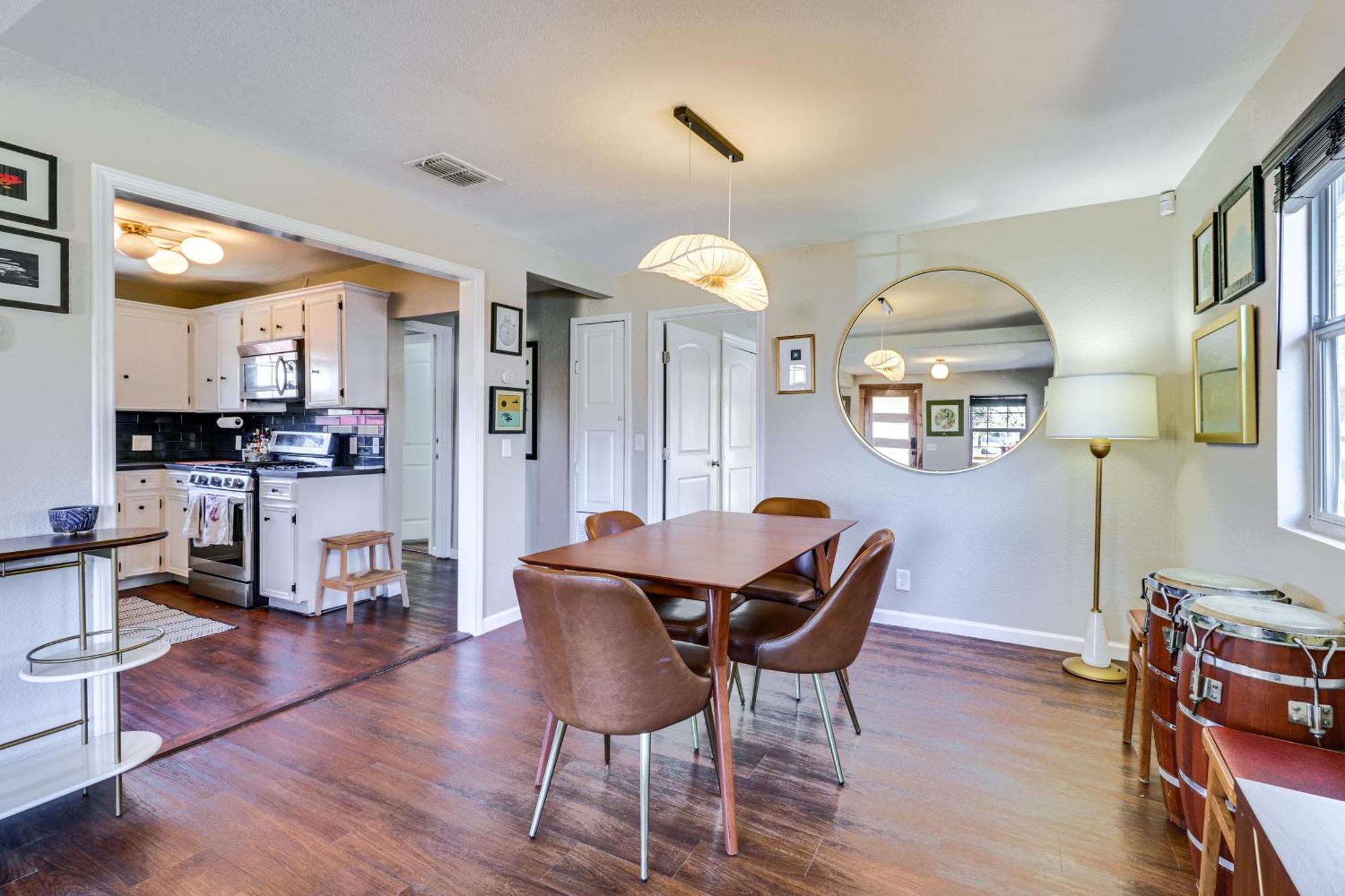 Beautiful With Patio, 2 Mi To Downtown!