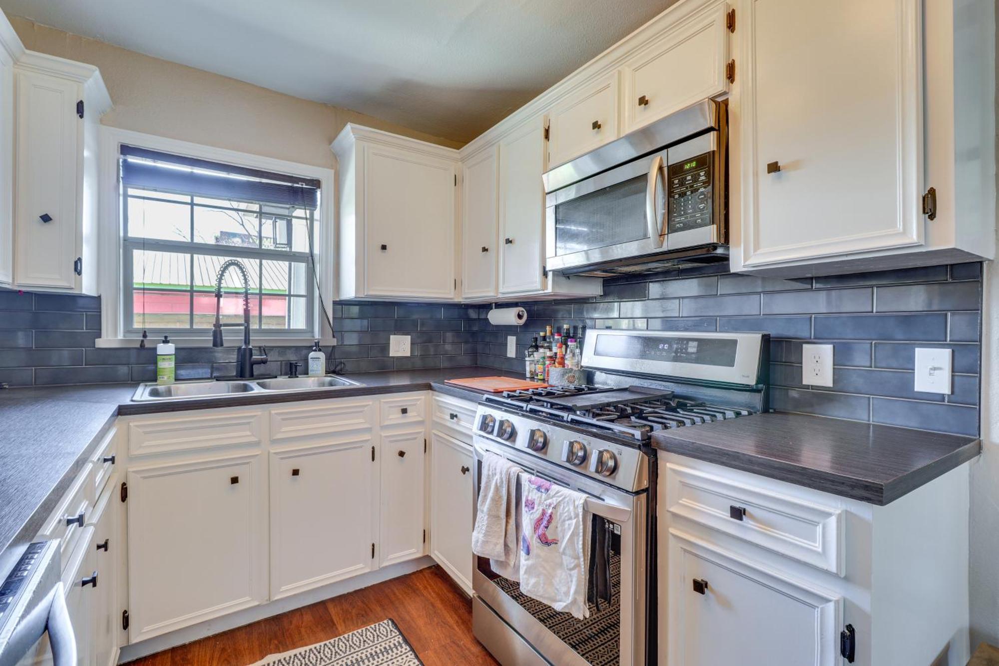 Beautiful With Patio, 2 Mi To Downtown! Holiday home