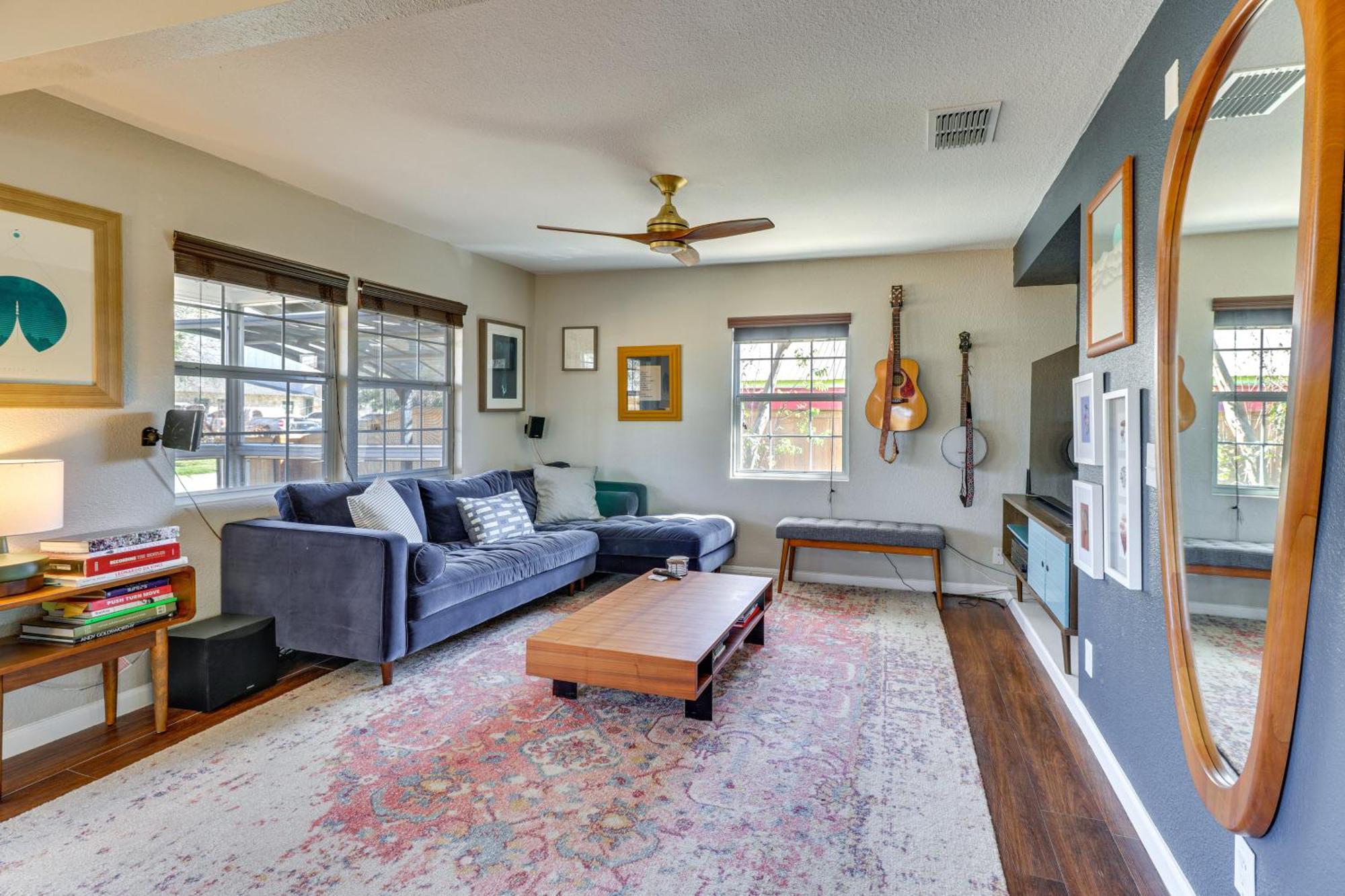 Holiday home Beautiful With Patio, 2 Mi To Downtown! *