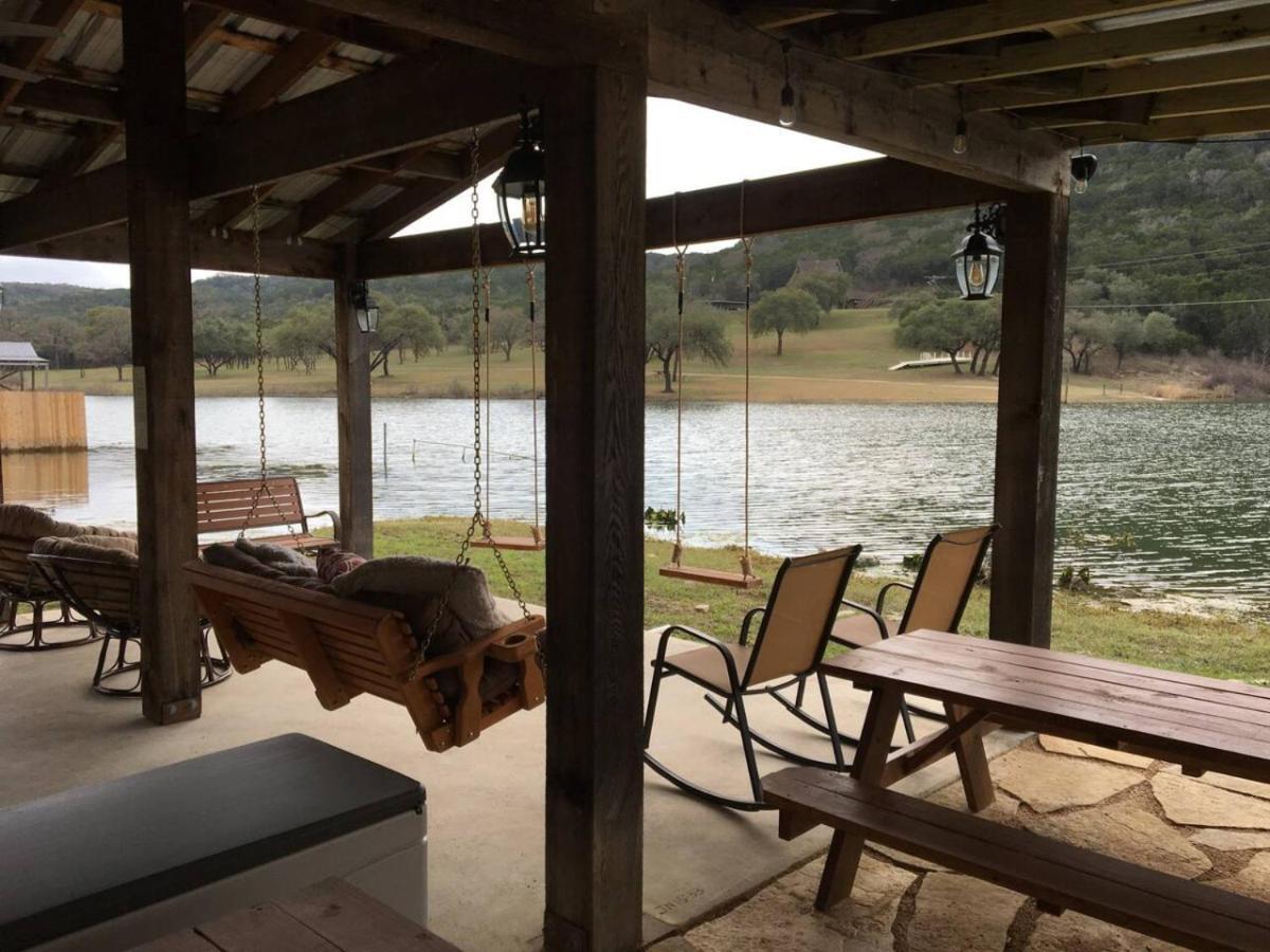 Camp Sandy Lakefront, Pool,h Tub, Sand Volleyball Holiday home Austin
