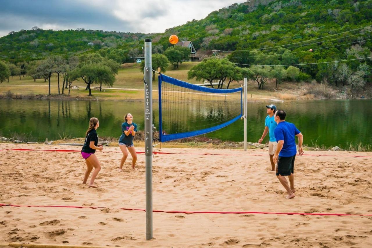 Camp Sandy Lakefront, Pool,h Tub, Sand Volleyball Holiday home Austin
