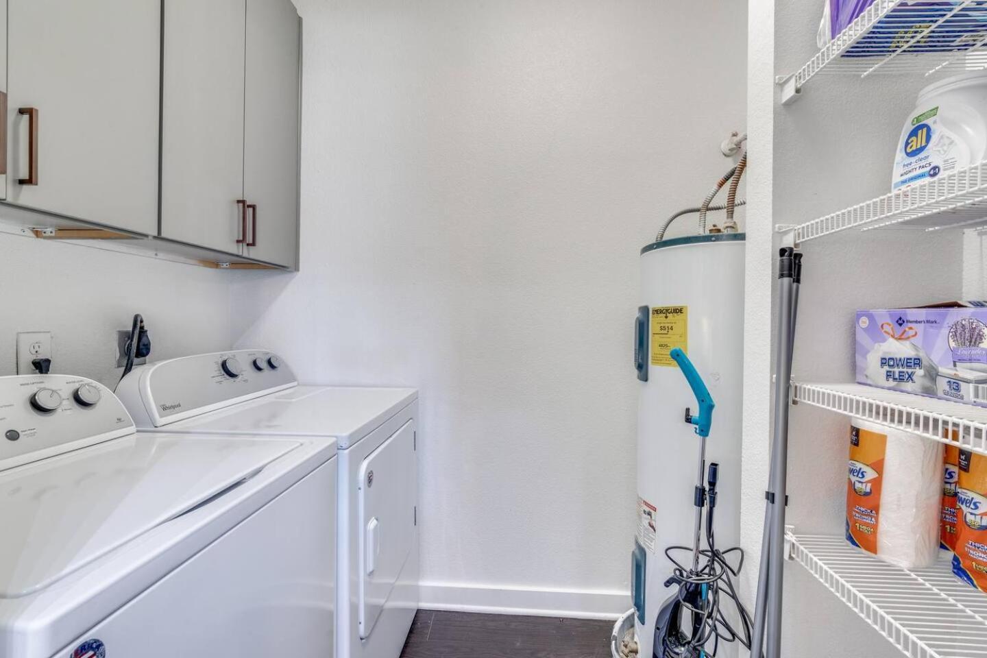 Luxury 2 Bed Apt- Away From Apartment