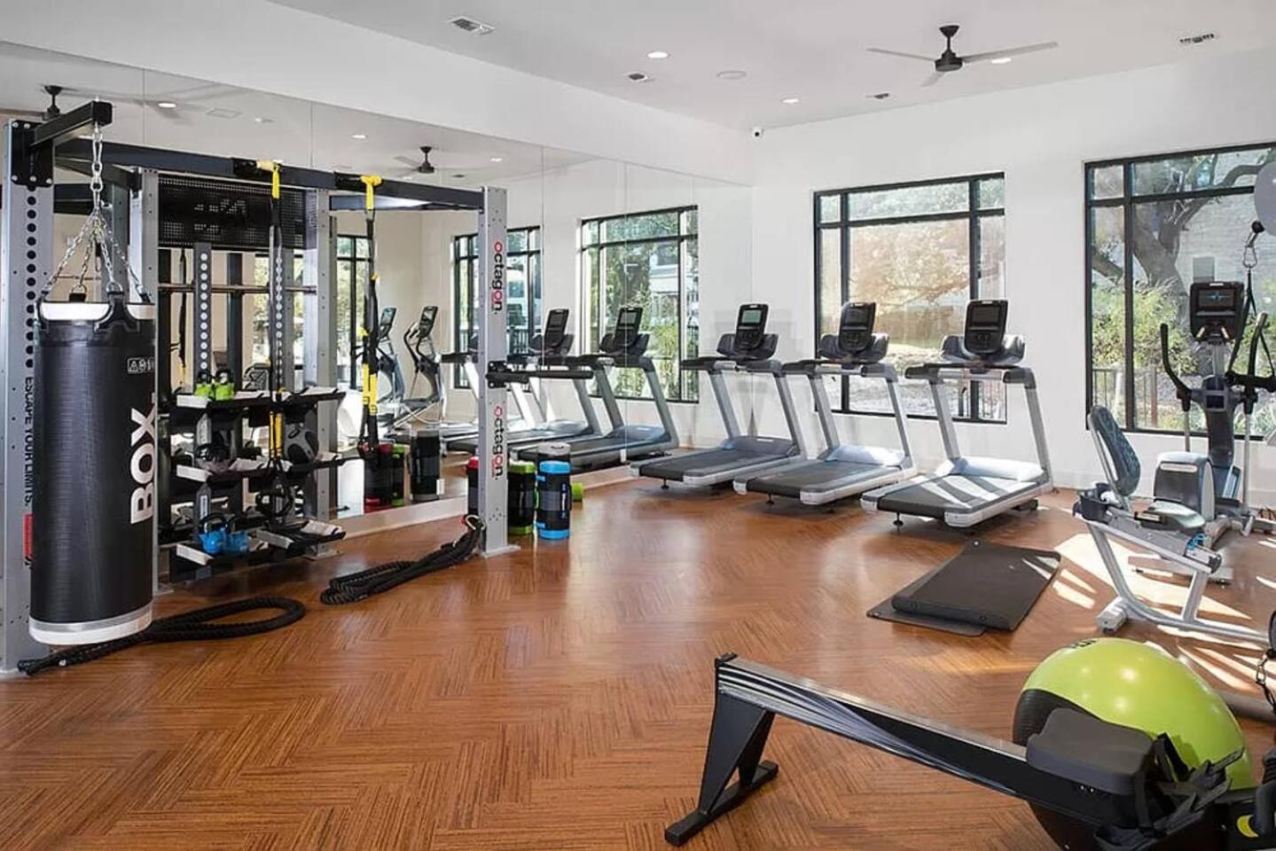 Luxury 2 Bed Apt- Away From Apartment