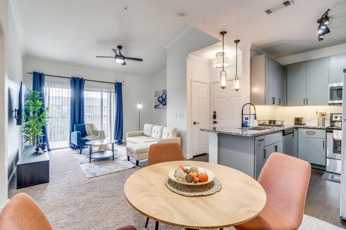 Luxury 2 Bed Apt- Away From * Austin