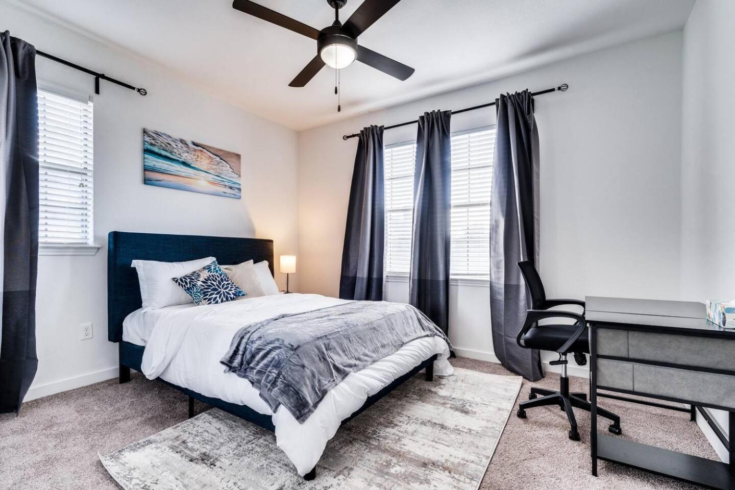 Luxury 2 Bed Apt- Away From Apartment Austin