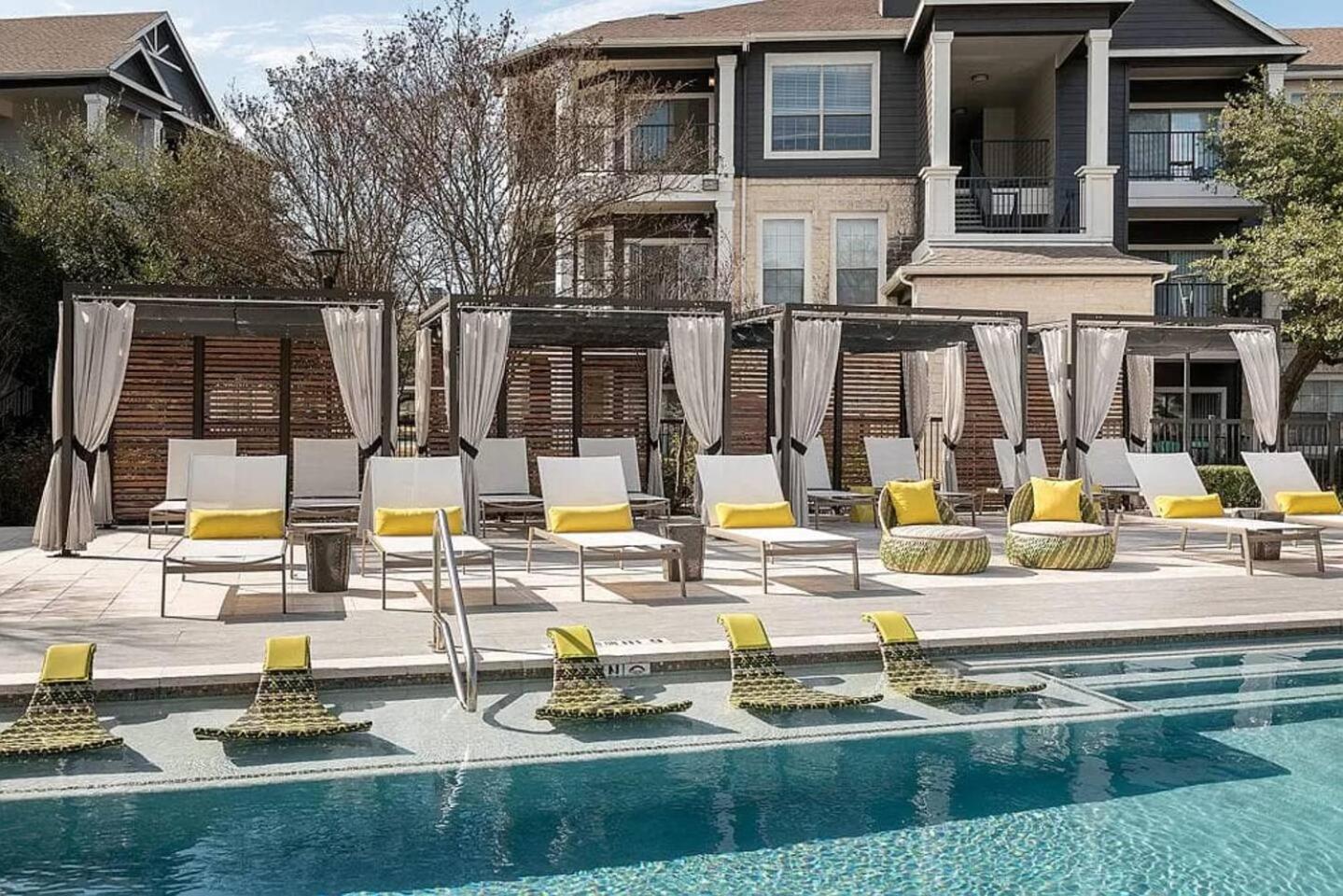 Apartment Luxurious 2br Style Pool