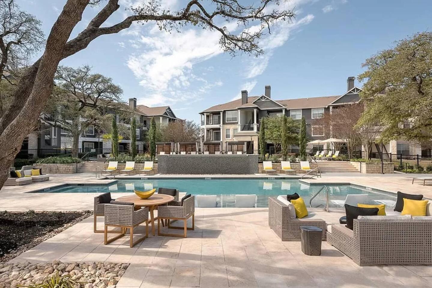 Luxurious 2br Style Pool Apartment *