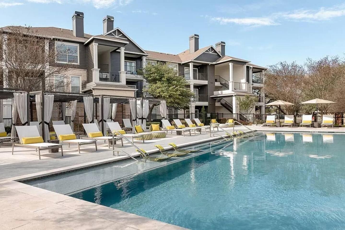 Luxurious 2br Style Pool Austin