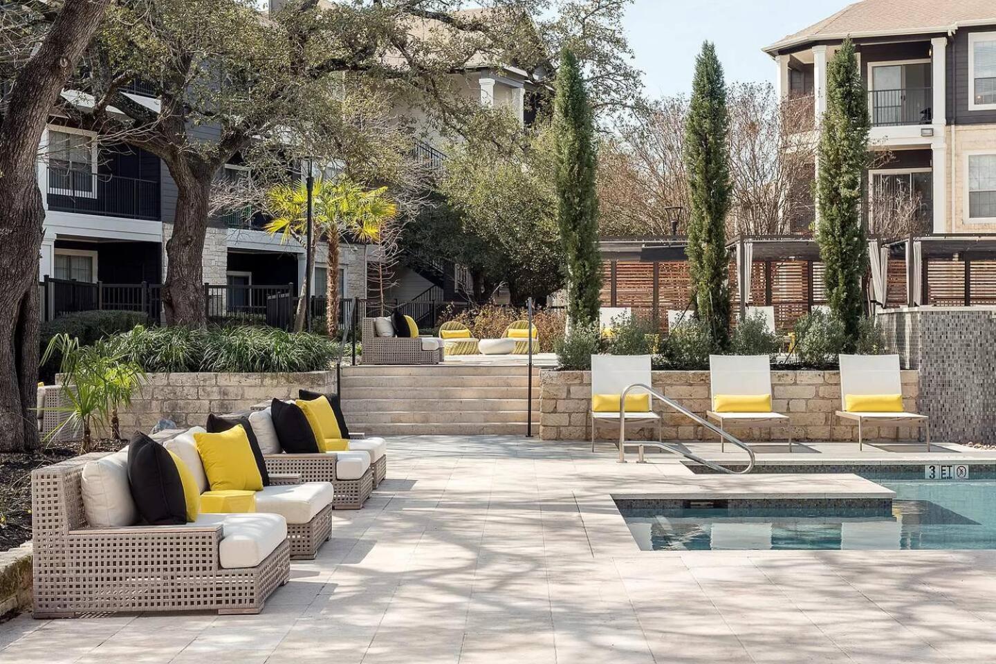 Luxurious 2br Style Pool Apartment Austin
