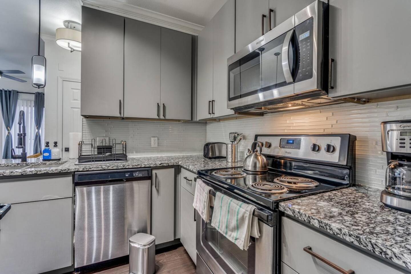 Apartment Luxurious 2br Style Pool Austin