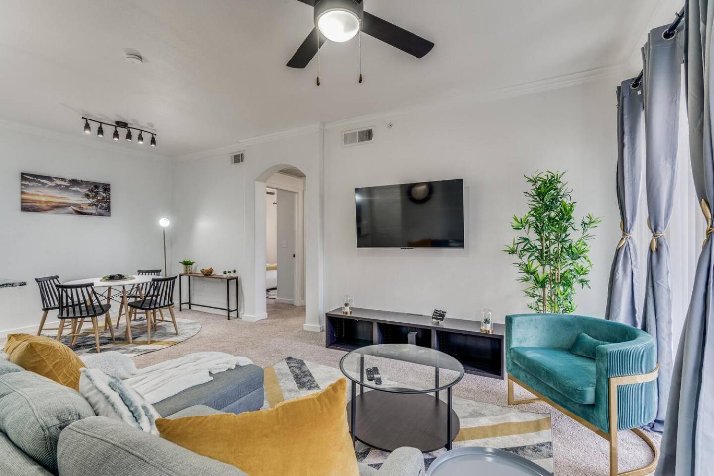 Luxurious 2br Style Pool Austin