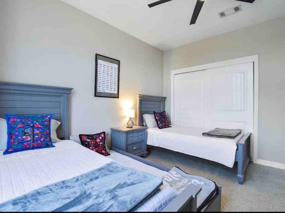 12 Guests - Arcade - Outdoor Dining - Pool - Grill Holiday home Austin