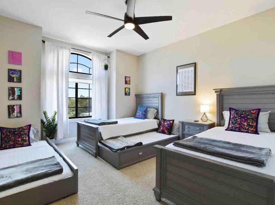 2 Homes-16 Guests-pool-arcade-large Backyard-grill Holiday home Austin