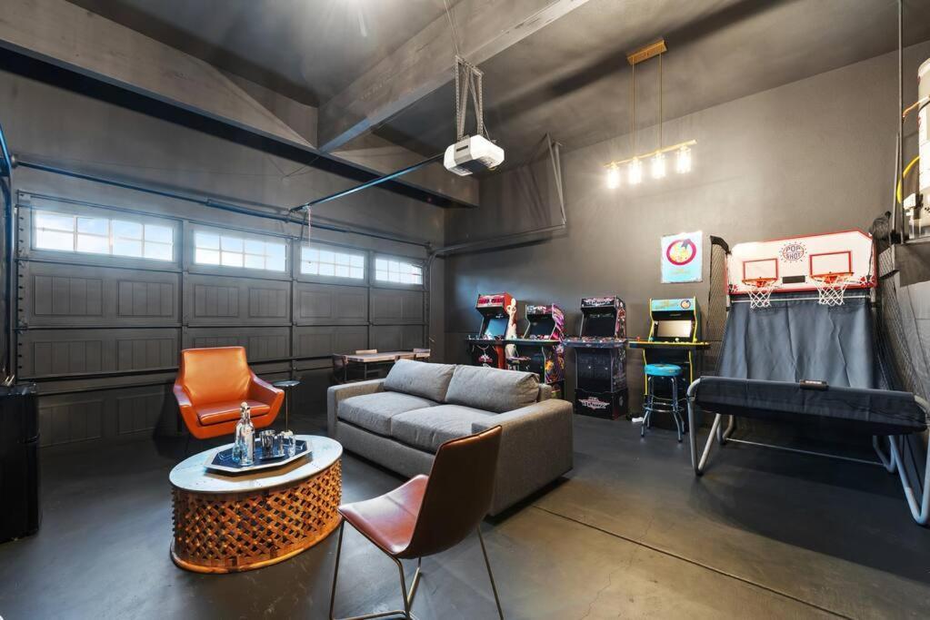 2 Homes-16 Guests-pool-arcade-large Backyard-grill Holiday home Austin