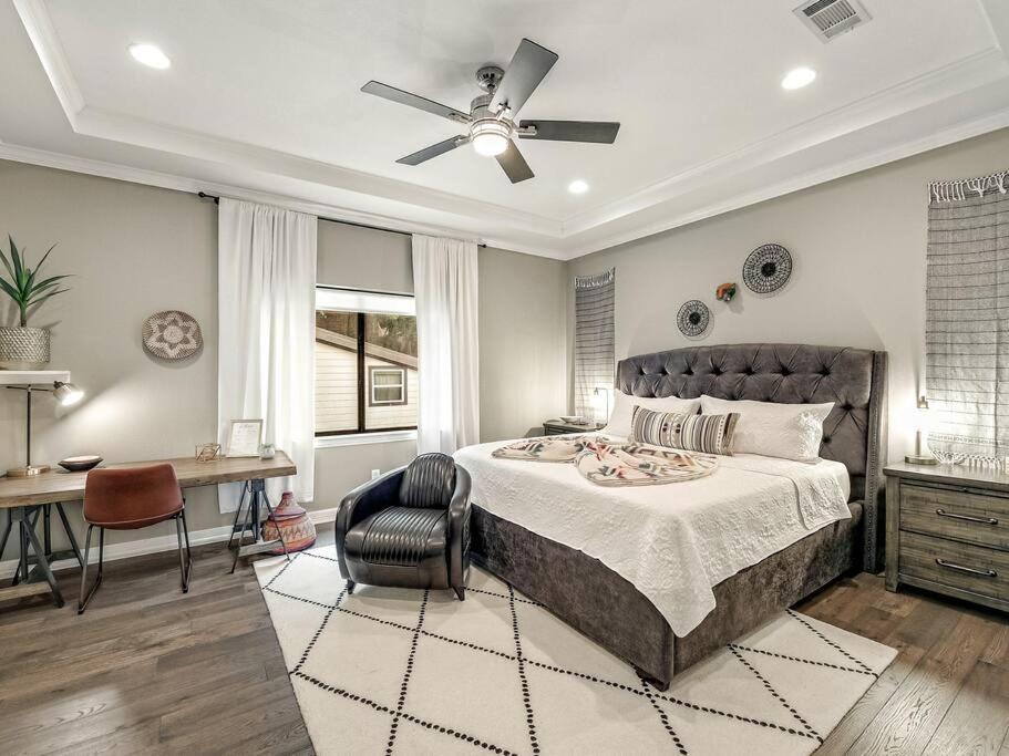 2 Homes-16 Guests-pool-arcade-large Backyard-grill Holiday home Austin
